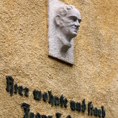 Büste Franz Xaver Grubers am Gruberhaus Hallein